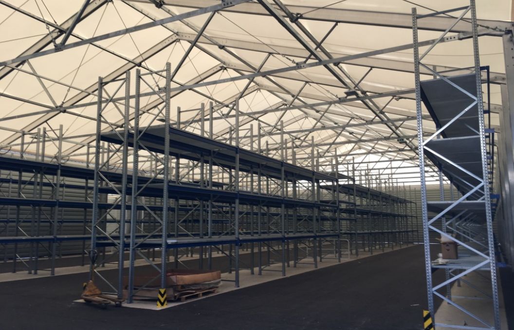 Systembauhalle mit Regalen