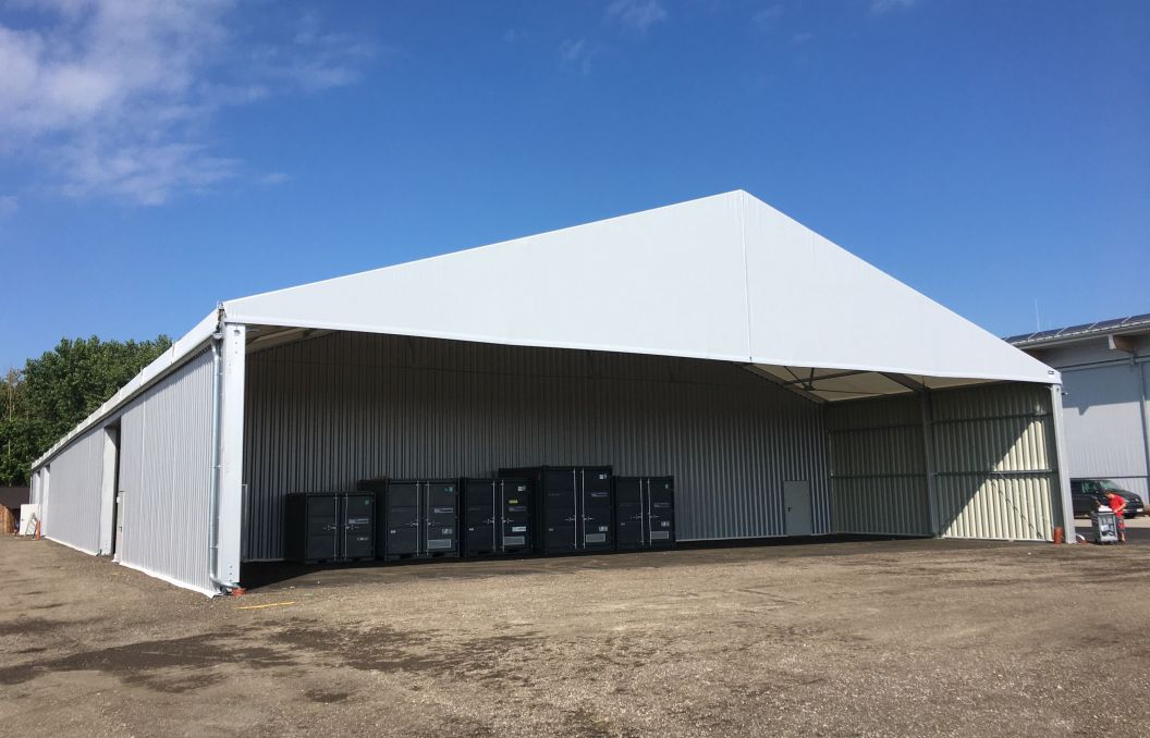 Halle mit 25 x 10 m Vordach