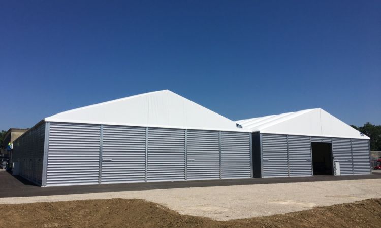 Errichtung von 2 teilisolierten Lagerzelten mit je 25x49m.