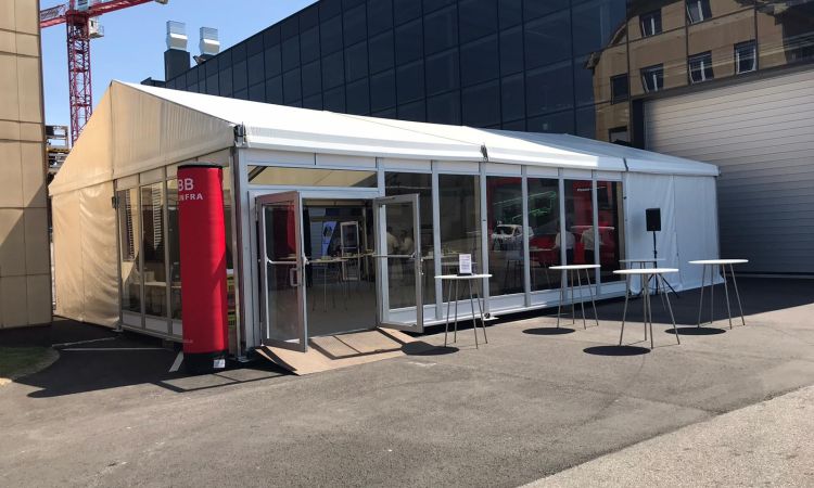 Zelt mit transparenten Wänden für Fahrzeugpräsentation