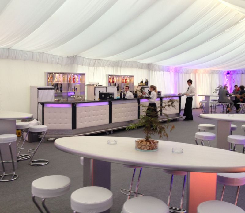 Eventausstattung: Designer-Bar mit Designer-Stehtischen Eventausstattung: Designer-Bar mit Designer-Stehtischen